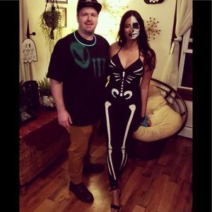 Skeleton Halloween costume with gloves !